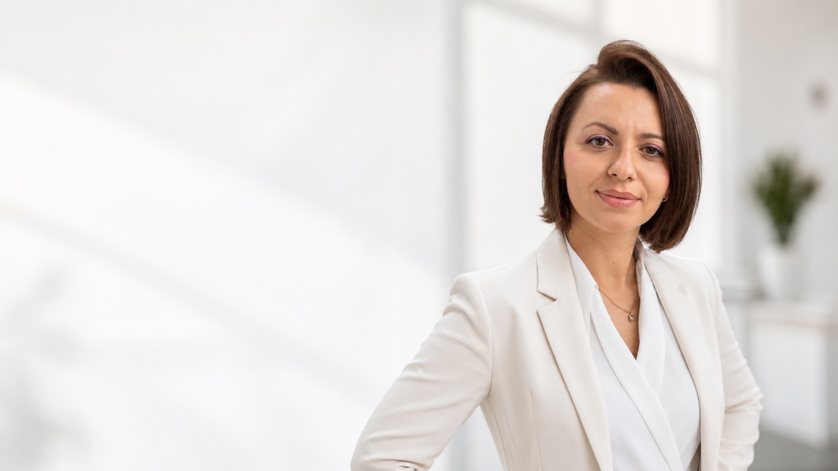 Adwokat Monika Nowak-Raczyńska we wnętrzu kancelarii